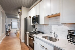 Fridge, microwave, oven, dishwasher - Blueground | Downtown Crossing, view, nr Boston Common (Boston)