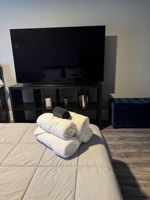 3 bedrooms, iron/ironing board, free WiFi, bed sheets - Peaceful 3-Bedroom Townhome in Crest Hill /Queen Beds, Full Amenities & Gazebo (Crest Hill)