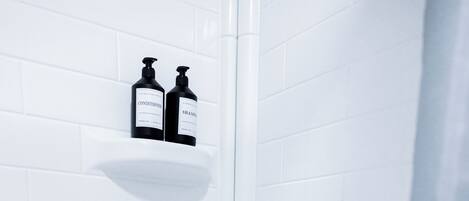 SĂšche-cheveux, serviettes fournies, savon, papier toilette
