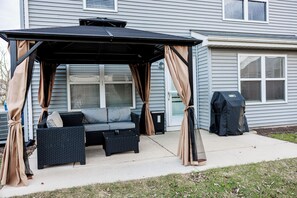 Terrace/patio - Peaceful 3-Bedroom Townhome in Crest Hill /Queen Beds, Full Amenities & Gazebo (Crest Hill)