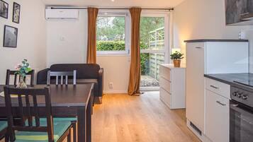 Kylskåp, spishäll och kaffe- och tebryggare