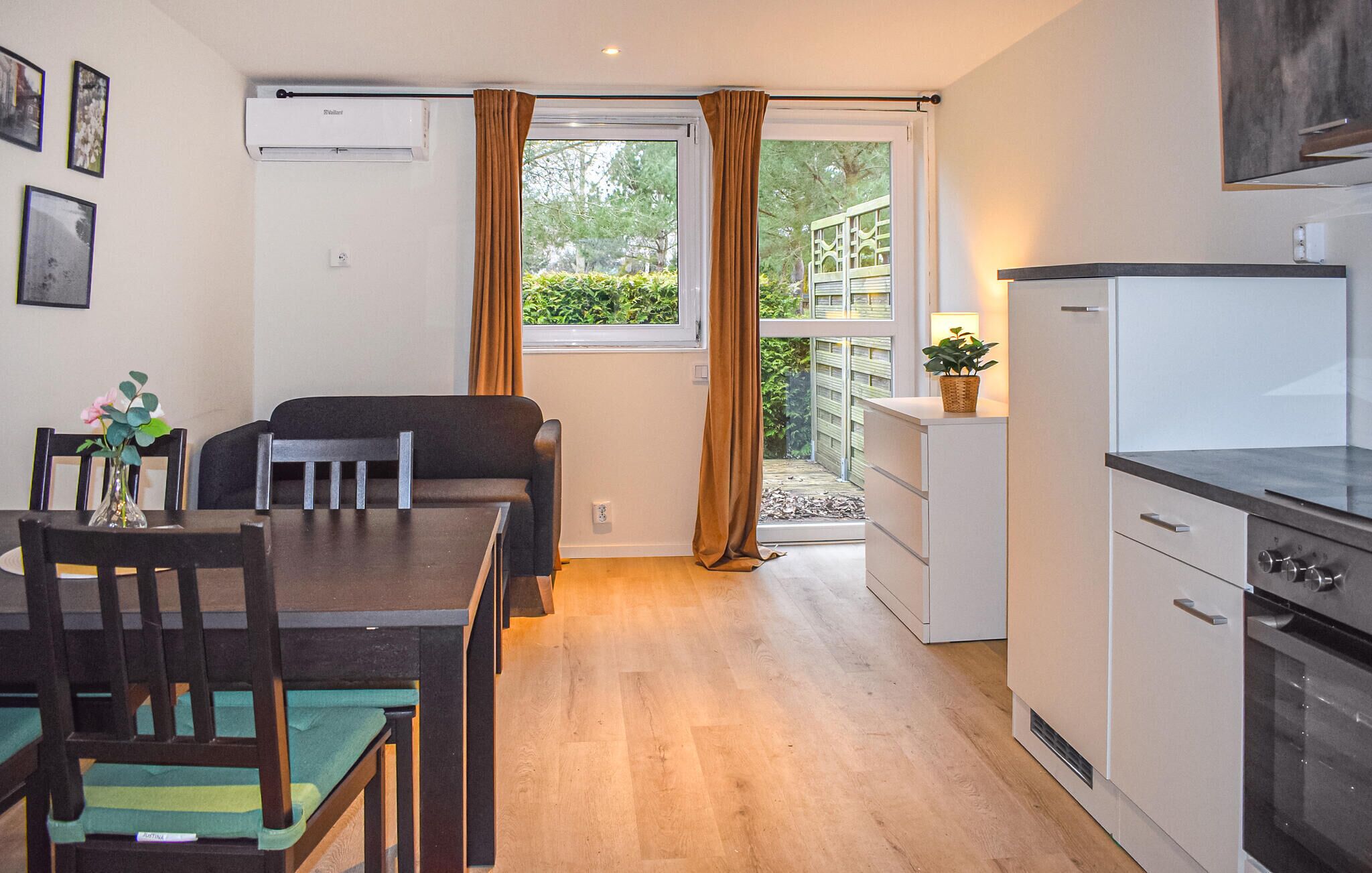 Wasserkocher mit Kaffee-/Teezubehör, Kühlschrank, Mikrowelle, Herdplatte