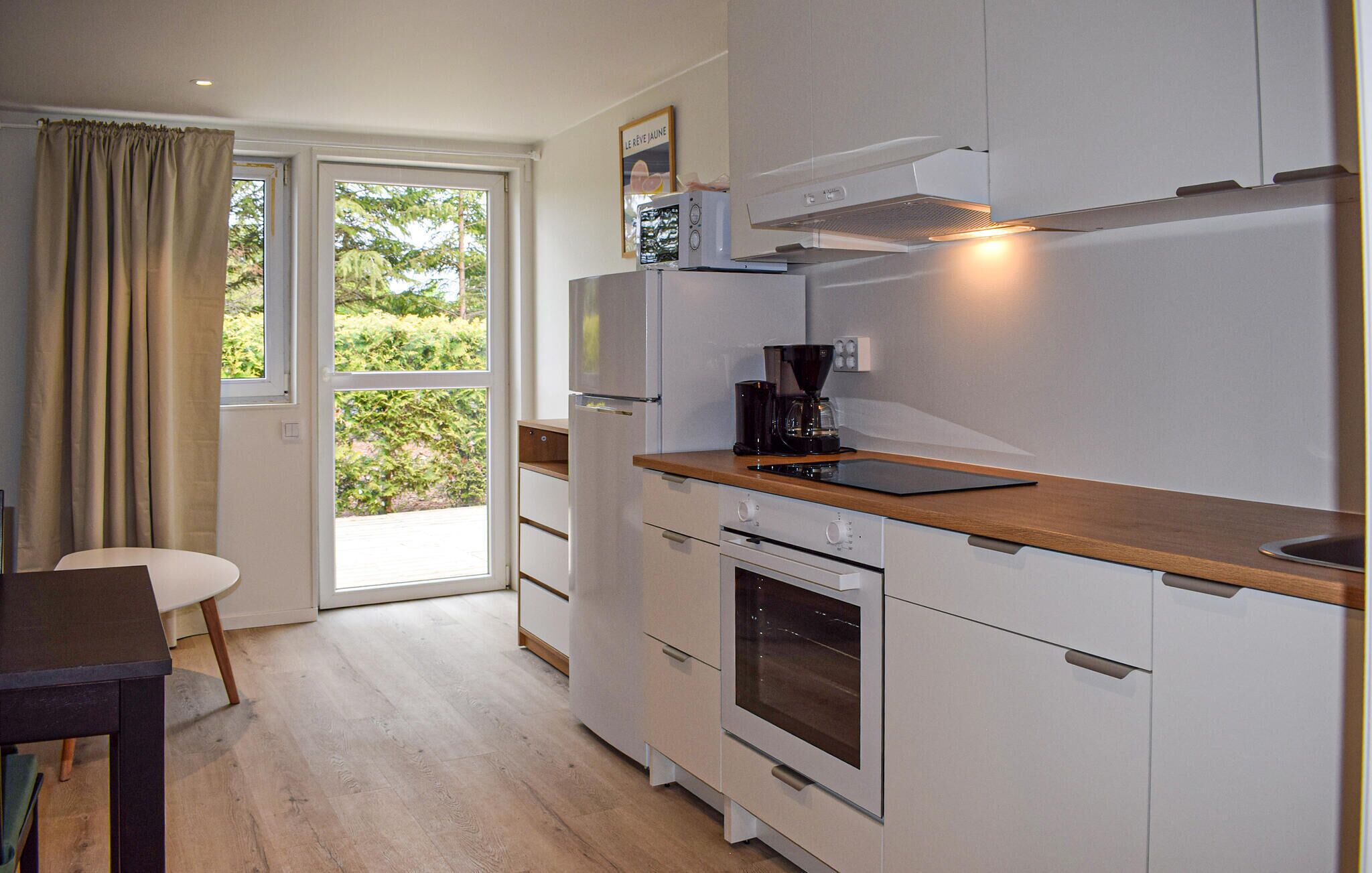 Kylskåp, mikrovågsugn, spishäll och kaffe- och tebryggare