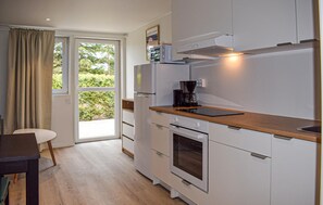 Wasserkocher mit Kaffee-/Teezubehör, Kühlschrank, Mikrowelle, Herdplatte