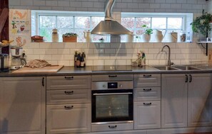 Kylskåp, ugn, spishäll och kaffe- och tebryggare