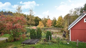 A rural landscape with a red barn, a wooden bridge, and autumn foliage. - Cozy home in Tyringe with WiFi (Tyringe)