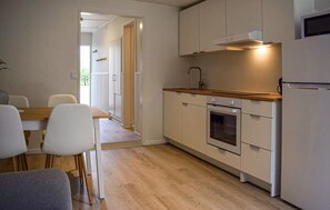 Wasserkocher mit Kaffee-/Teezubehör, Kühlschrank, Mikrowelle, Herdplatte