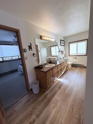 Shower, hair dryer, towels, soap - 3-bedroom cabin in charming Lake City with mountain views (Lake City)