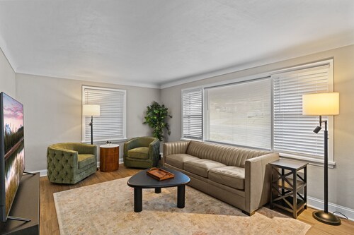 Fully Furnished 3BR 2 bath Mid-Term Rental 10 Min from Airport and Boeing