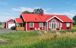 Exterior - Lovely home in Säby with house sea view (Säby)