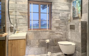 Shower - Lovely home in Säby with house sea view (Säby)