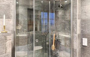 Shower - Lovely home in Säby with house sea view (Säby)