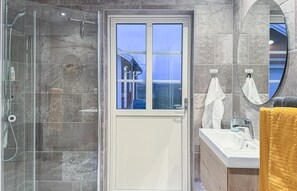 Shower - Lovely home in Säby with house sea view (Säby)