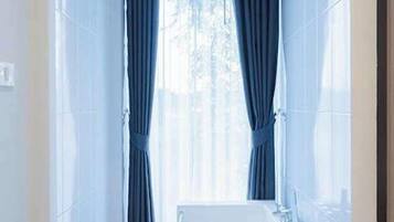 Jacuzzi Room | Badkamer | Een douche, gratis toiletartikelen, een haardroger, badjassen