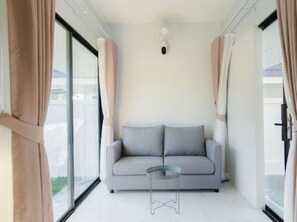 20-inch TV with satellite channels - Villanin Pool Villa and Spa (Chiang Saen)