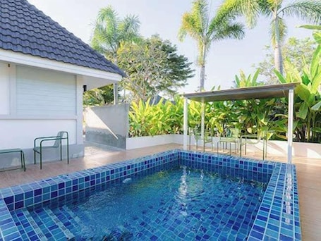 Pool Villa | Minibar, desk, free WiFi, bed sheets. Villanin Hotel & Spa Golden Triangle