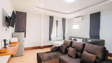 Family Room | Minibar, desk, free WiFi, bed sheets
