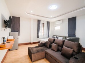 20-inch TV with satellite channels - Villanin Pool Villa and Spa (Chiang Saen)