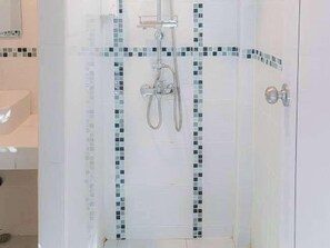 Pool Villa | Bathroom | Shower, free toiletries, hair dryer, bathrobes - Villanin Hotel & Spa Golden Triangle (Chiang Saen)