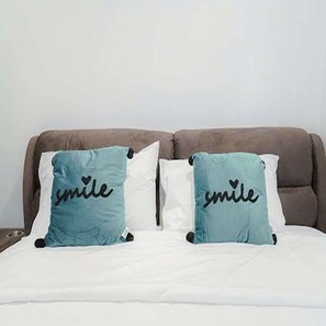 Jacuzzi Room | Minibar, bureau, accès au Wi-Fi (inclus), literie fournie