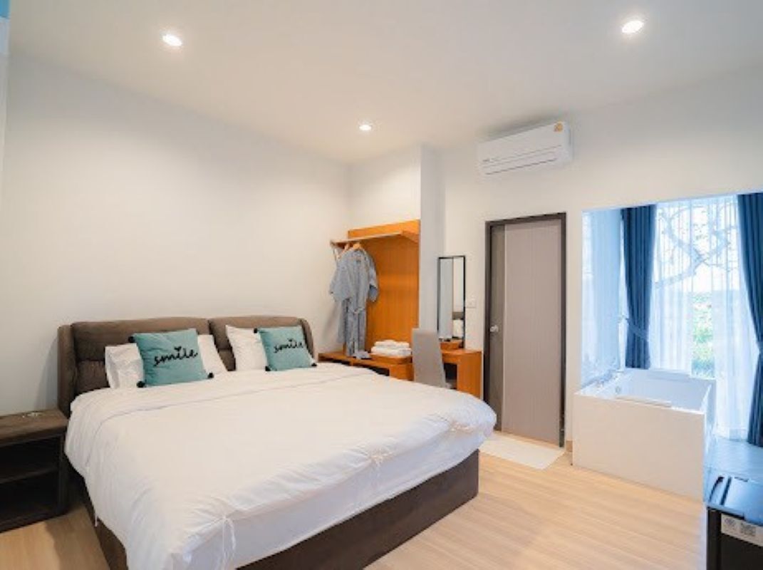 Minibar, desk, free WiFi, bed sheets
