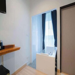 Jacuzzi Room | Bathroom | Shower, free toiletries, hair dryer, bathrobes - Villanin Hotel & Spa Golden Triangle (Chiang Saen)