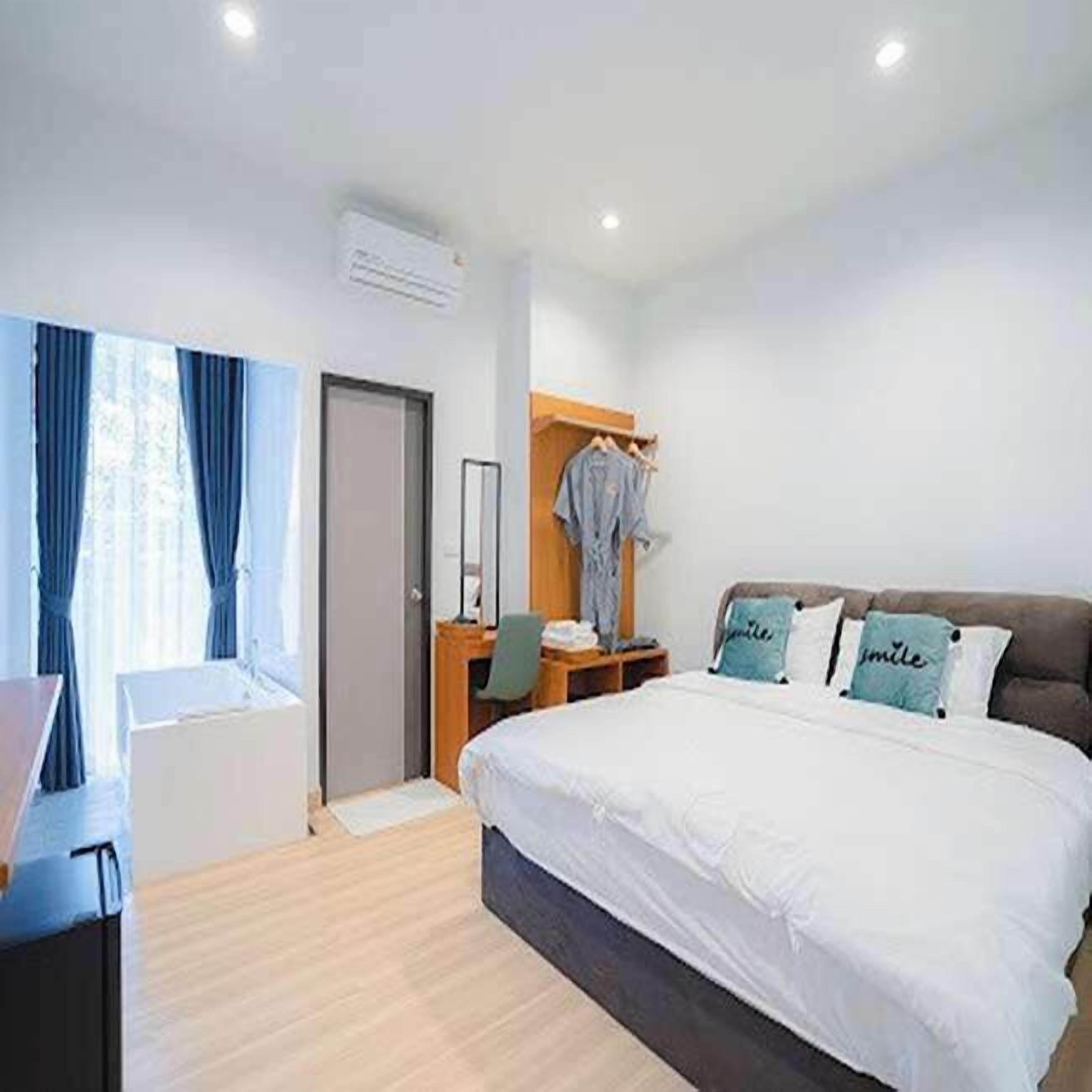 Jacuzzi Room | Minibar, desk, free WiFi, bed sheets