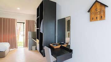Twin Room | Minibar, desk, free WiFi, bed sheets