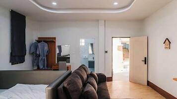 Family Room | Minibar, desk, free WiFi, bed sheets
