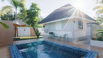 Pool Villa | Minibaari, työpöytä, ilmainen Wi-Fi, vuodevaatteet