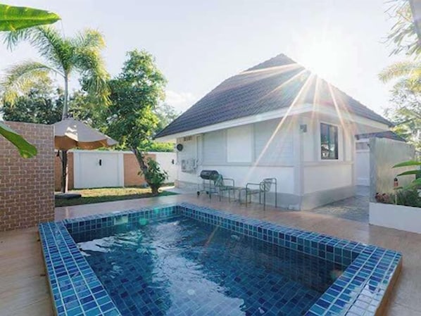 Pool Villa | Minibar, bureau, accès au Wi-Fi (inclus), literie fournie