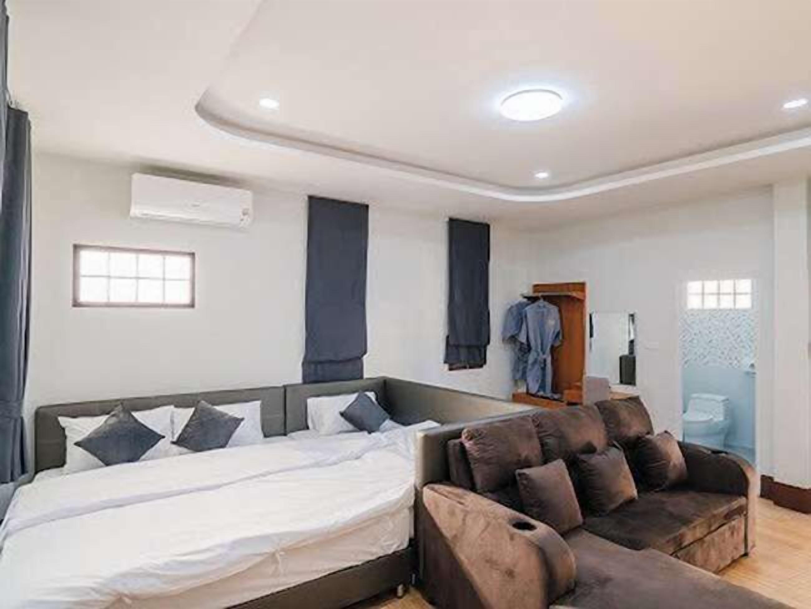 Family Room | Minibar, desk, free WiFi, bed sheets