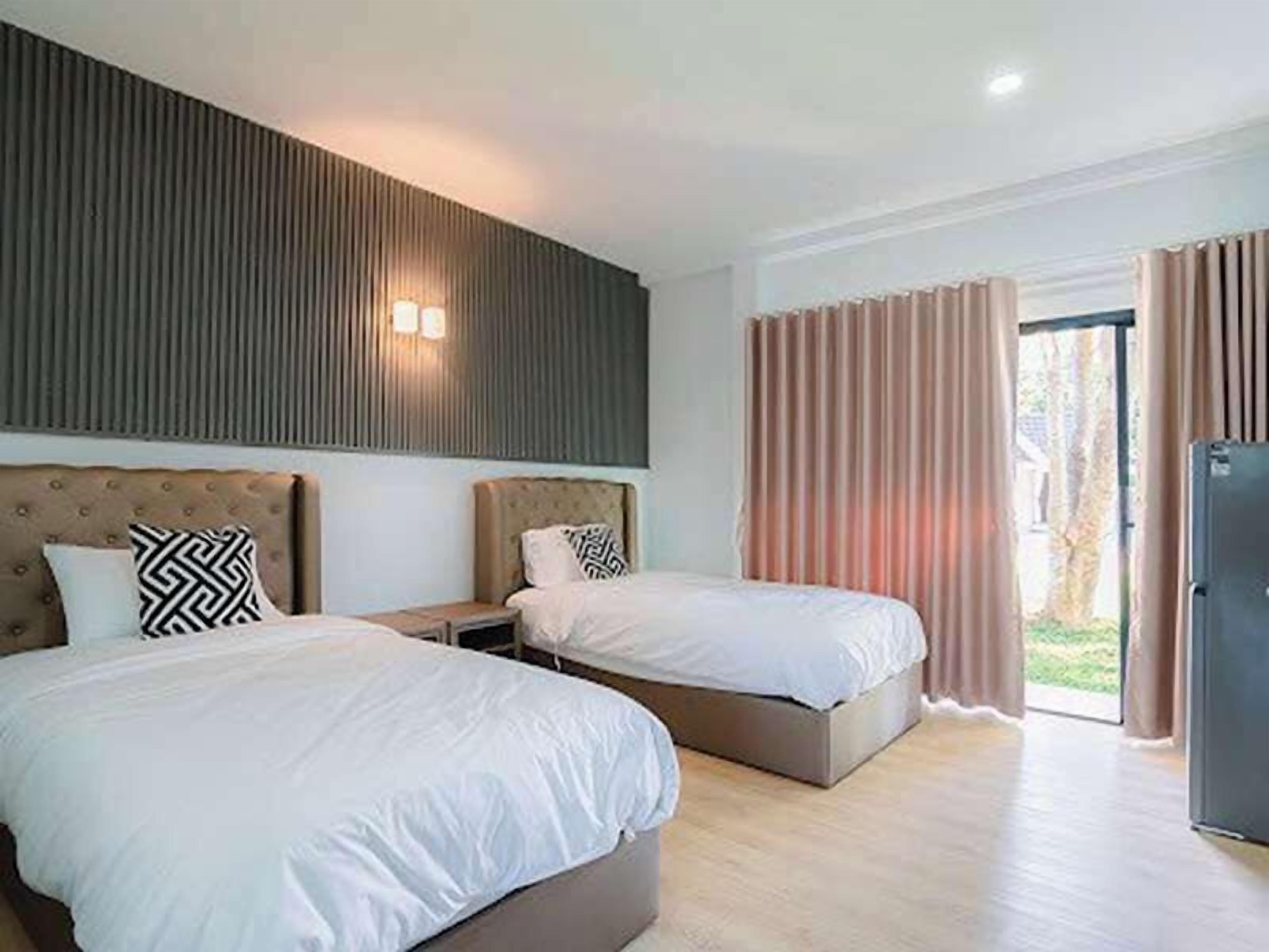 Twin Room | Minibar, desk, free WiFi, bed sheets