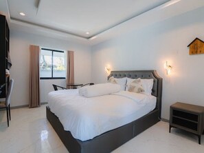 Een minibar, een bureau, gratis wifi, beddengoed
