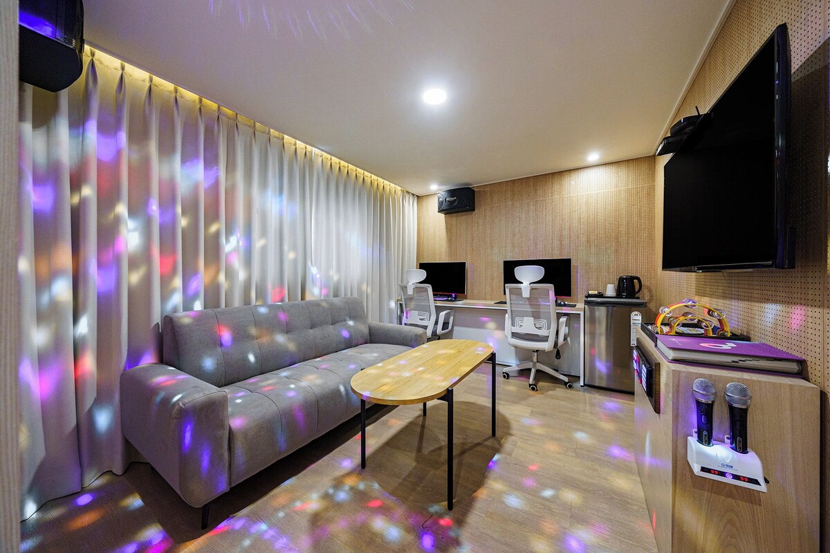 Una sala de estar moderna con un sofá, una mesa de centro y un televisor.