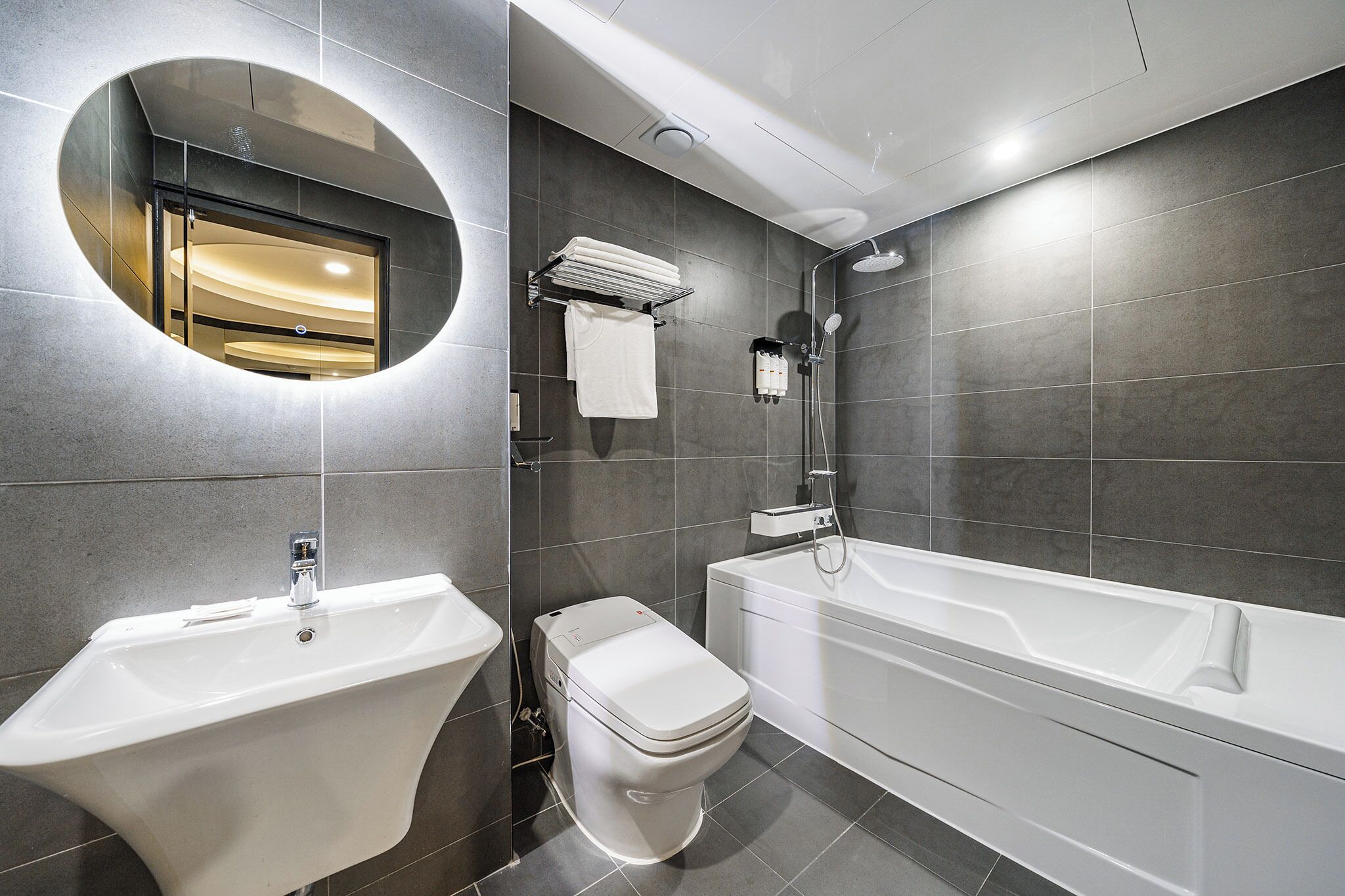 Superior | Bathroom | Shower, free toiletries, hair dryer, slippers