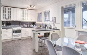 Réfrigérateur, micro-ondes, plaque de cuisson, lave-vaisselle