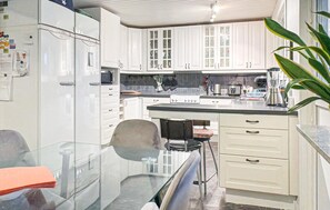 Réfrigérateur, plaque de cuisson, lave-vaisselle, cafetière/bouilloire