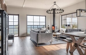 Smart TV, fireplace