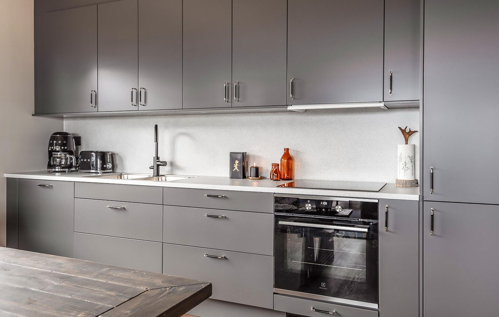 Fridge, oven, dishwasher, coffee/tea maker