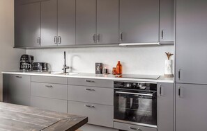 Kjøleskap, ovn, oppvaskmaskin og kaffetrakter/tekoker