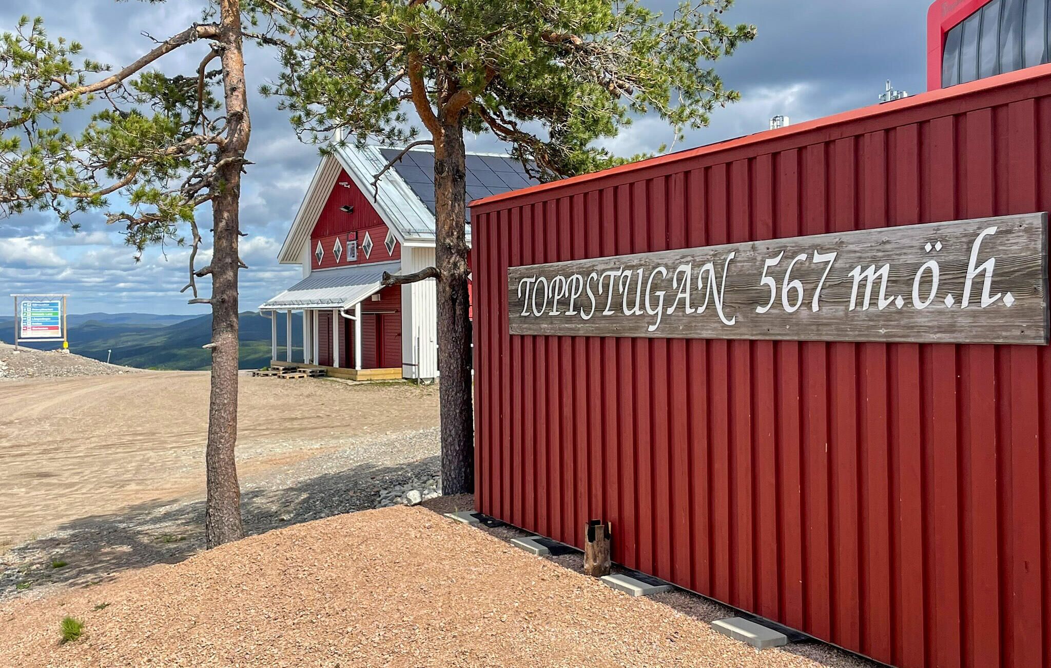 Punainen rakennus, jonka kyltissä lukee: ”TOPPSTUGAN 567 m merenpinnan yläpuolella”.