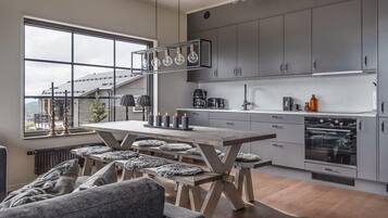 Kaffe-/temaskine, køleskab, mikrobølgeovn, ovn
