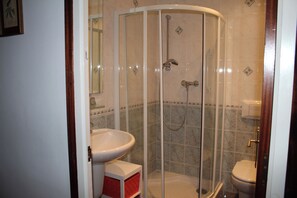 Douche, sèche-cheveux, serviettes fournies, papier toilette