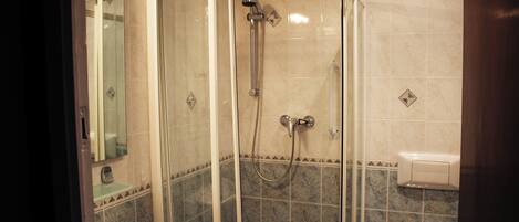Dusche, Haartrockner, Handtücher, Toilettenpapier