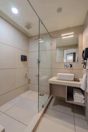 Shower, hair dryer, slippers, towels - HOTEL TGR (Ankleshwar)