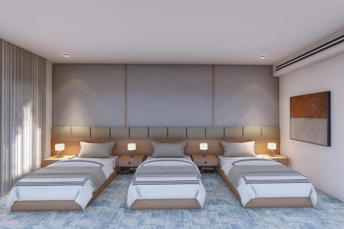 Familjerum för fyra - utsikt mot staden | Skrivbord, arbetsyta för laptop, ljudisolering och strykjärn/strykbräda