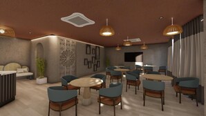Ein moderner Lounge-Bereich mit runden Tischen, blauen Stühlen, einer Couch und dekorativen Wandverkleidungen.