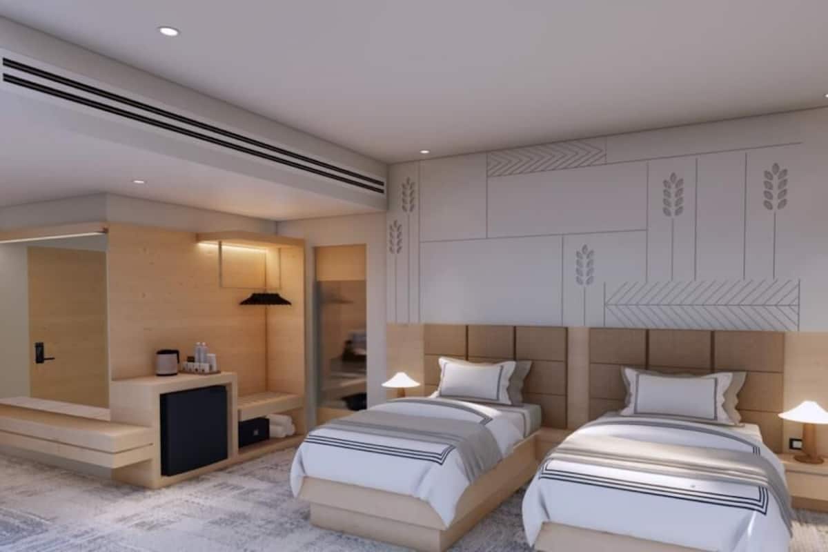 Svit - utsikt mot staden | Skrivbord, arbetsyta för laptop, ljudisolering och strykjärn/strykbräda