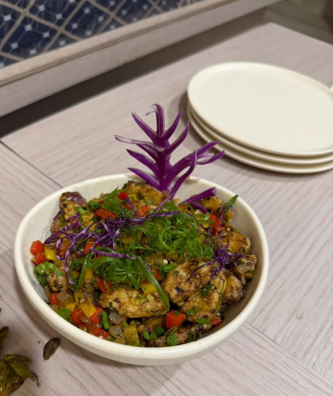 Un plato de comida con una decoración morada sobre una mesa.